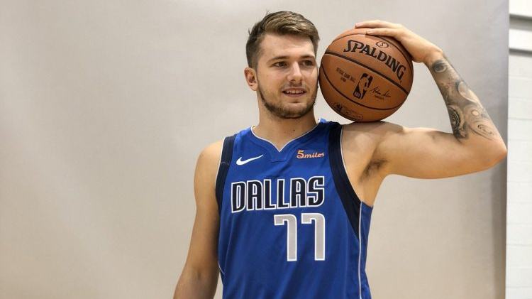 足球俱乐部友谊赛：美国迈阿密国际队踢和阿根廷纽维尔老男孩队